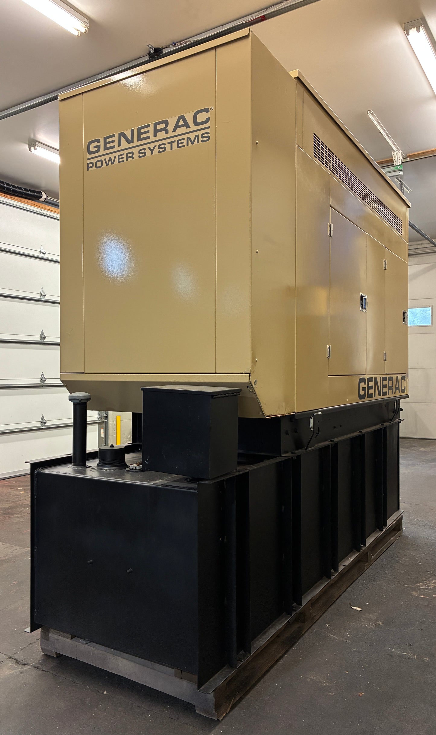60KW Generac John Deere Diesel Standby Generator, 633hours, 120/240v 1P