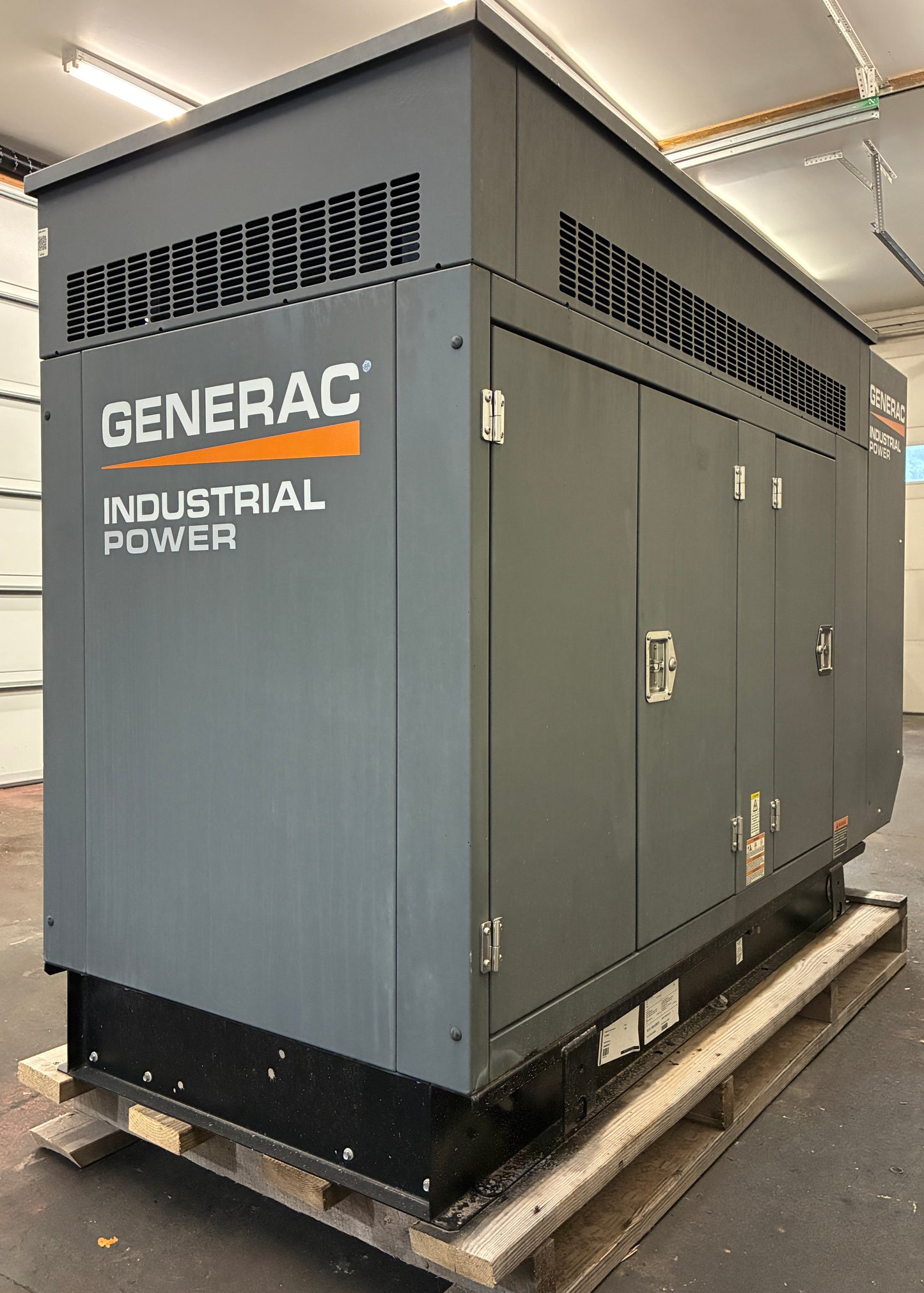 35KW Generac Standby Generator, NG/LPG, 110 hours, 120/240v