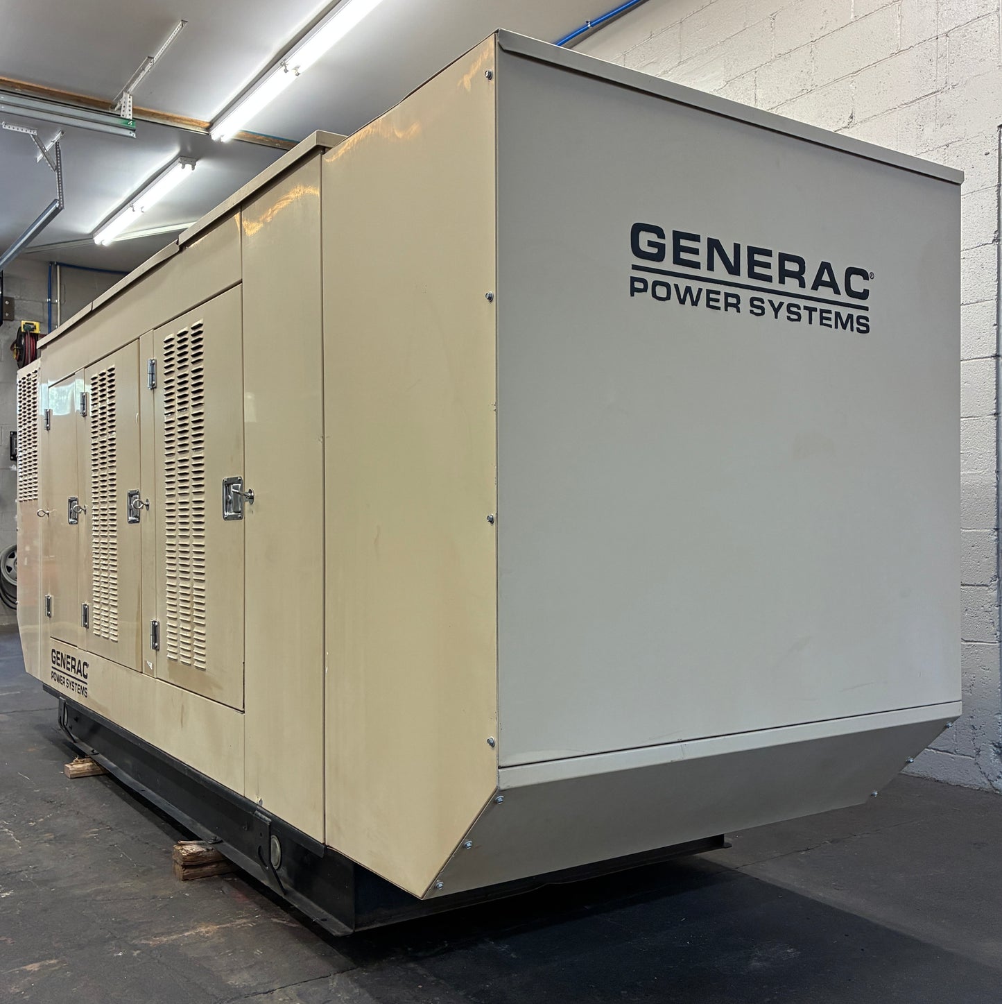 Generac 125K Standby Generator, 120/208V 3Phase, LPG/Natural Gas