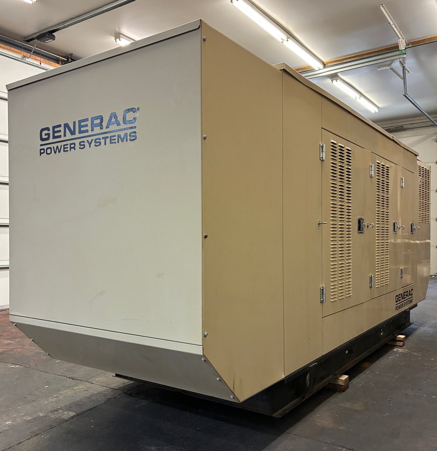 Generac 125K Standby Generator, 120/208V 3Phase, LPG/Natural Gas