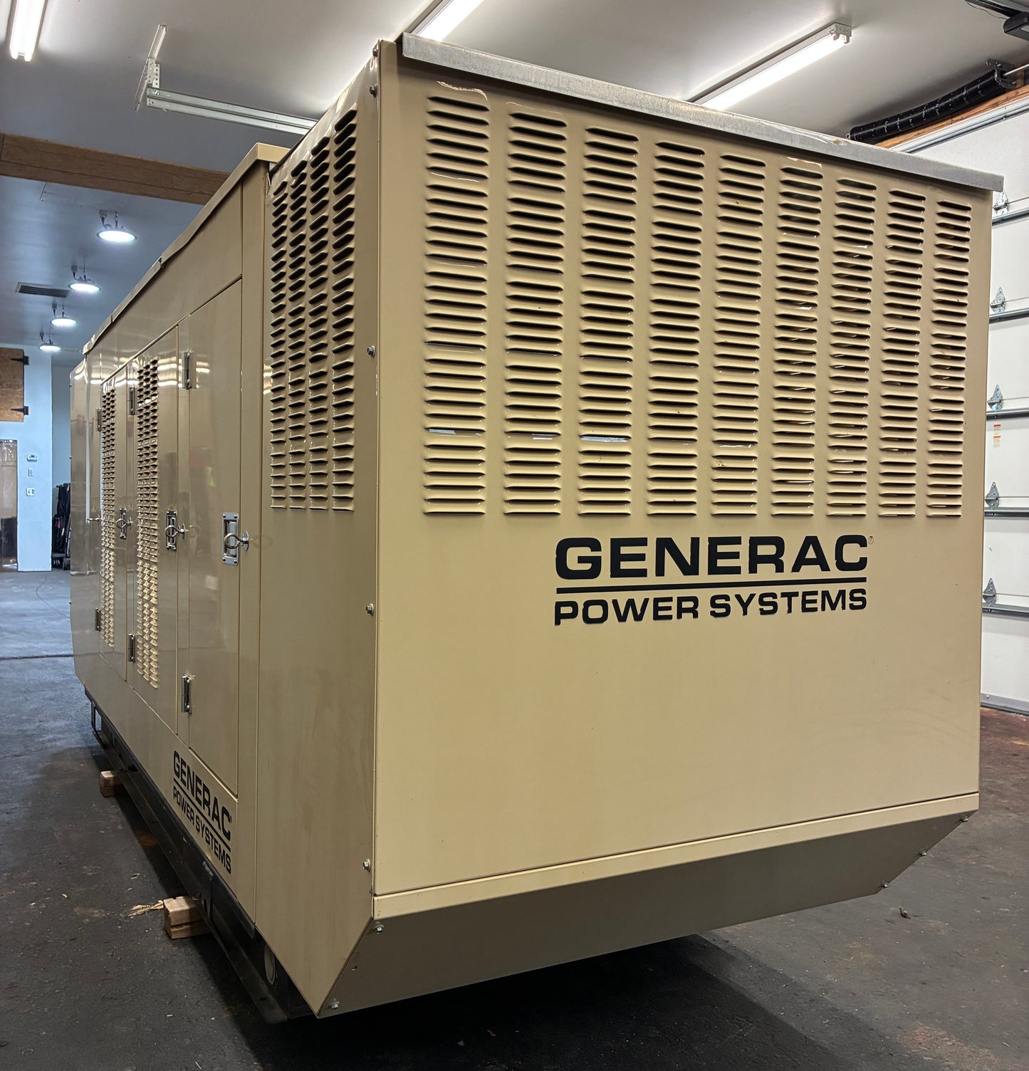 Generac 125K Standby Generator, 120/208V 3Phase, LPG/Natural Gas