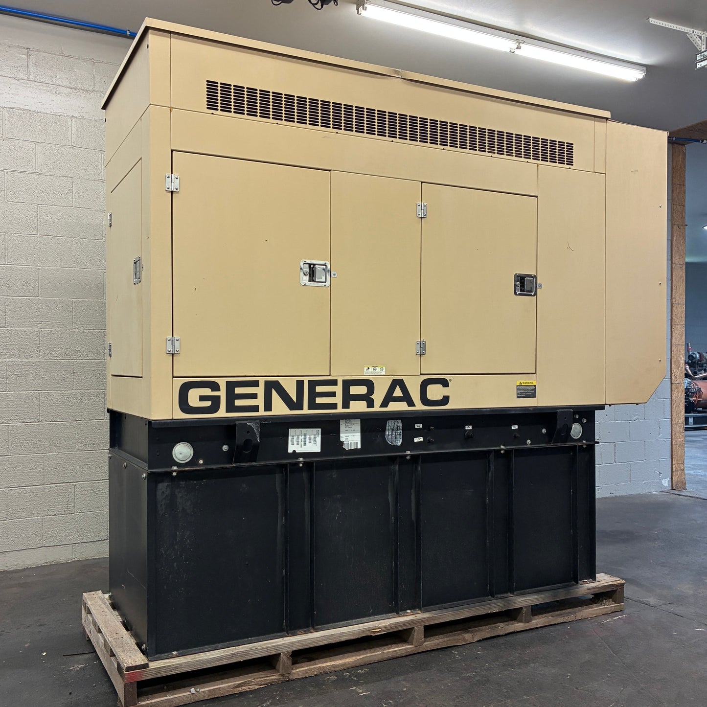 60KW Generac John Deere Diesel Standby Generator, 196 hrs, 120/240v 1P