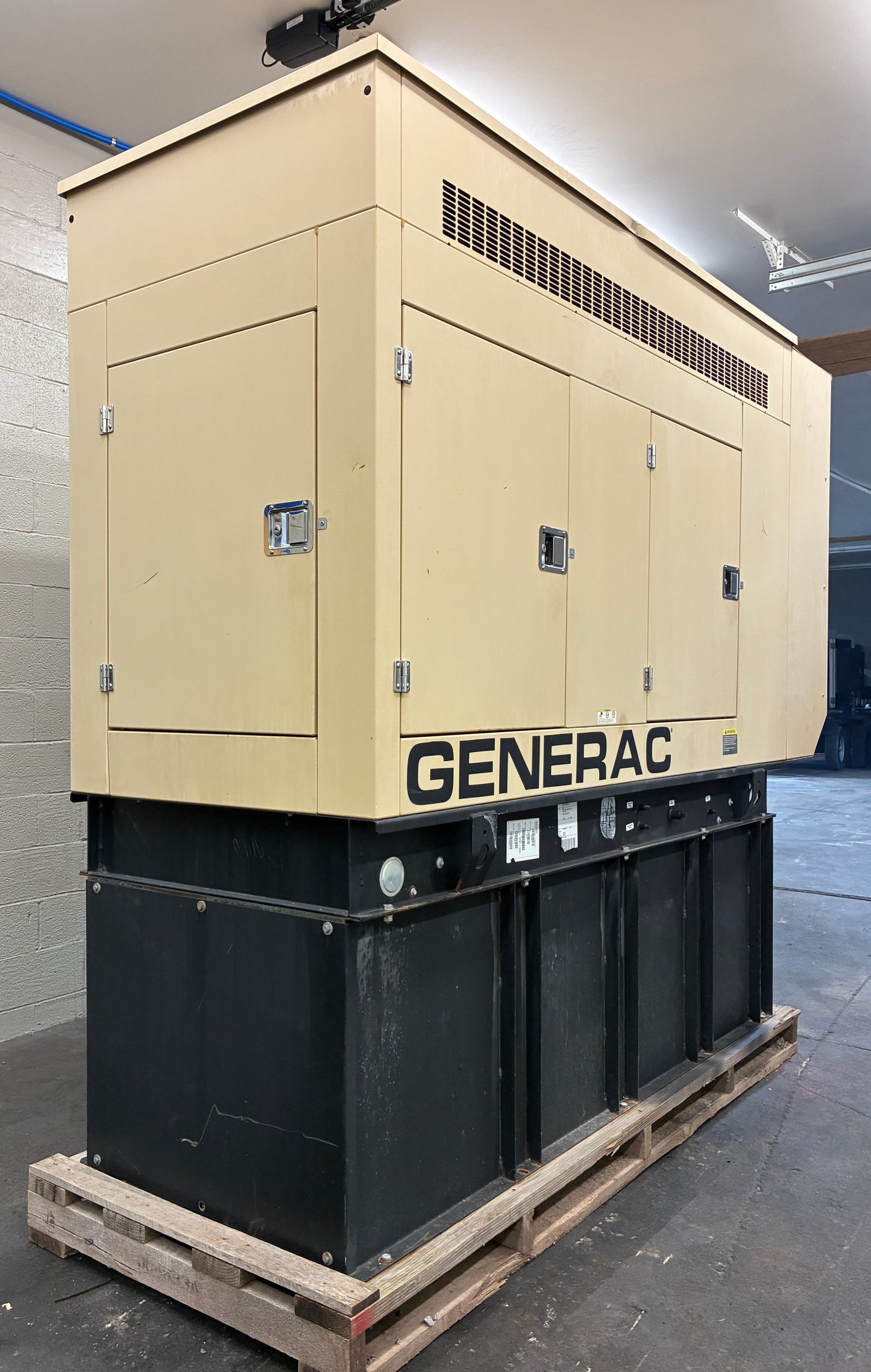 60KW Generac John Deere Diesel Standby Generator, 196 hrs, 120/240v 1P