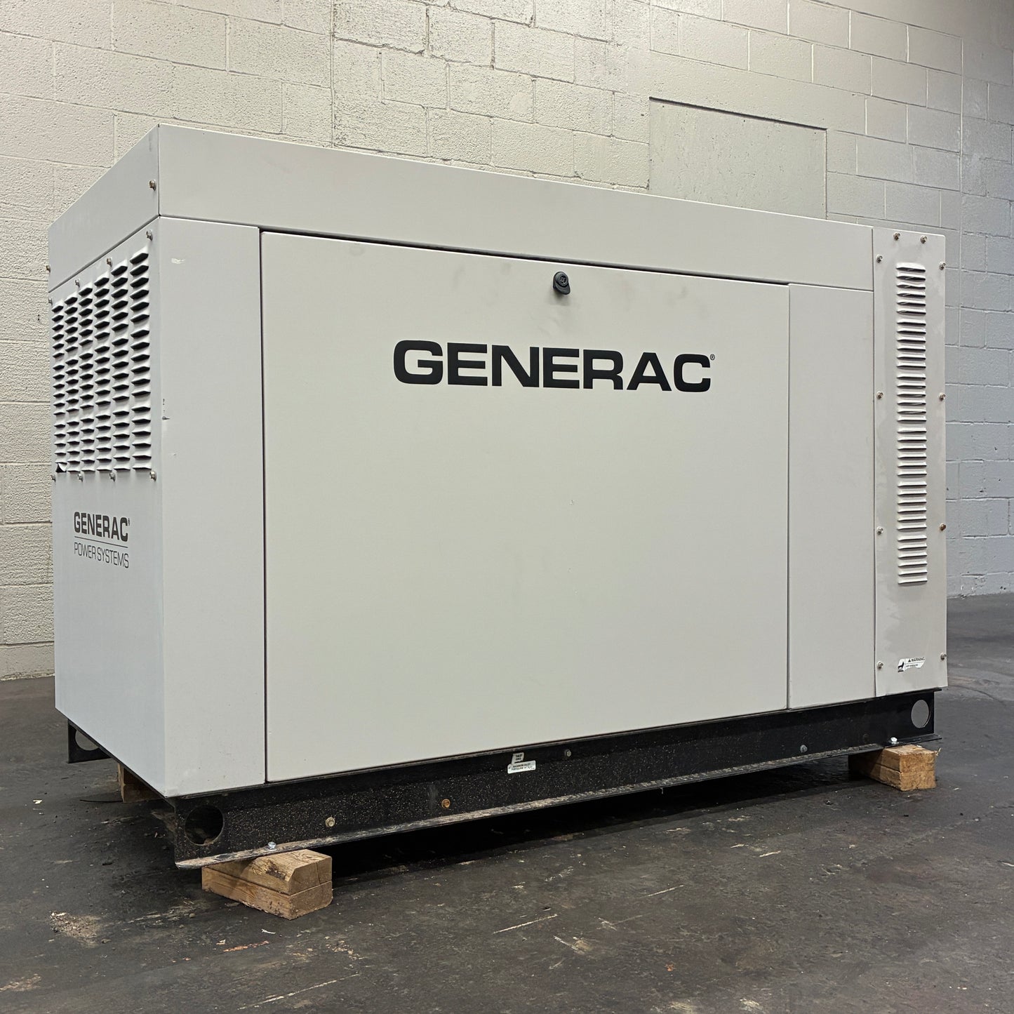 30KW Generac Standby Generator, Natural Gas/LPG, 300 hours, 120/240v