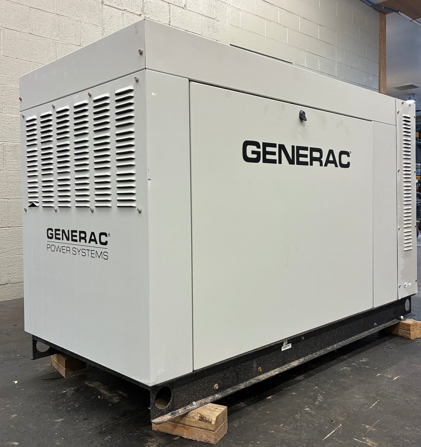 30KW Generac Standby Generator, Natural Gas/LPG, 300 hours, 120/240v