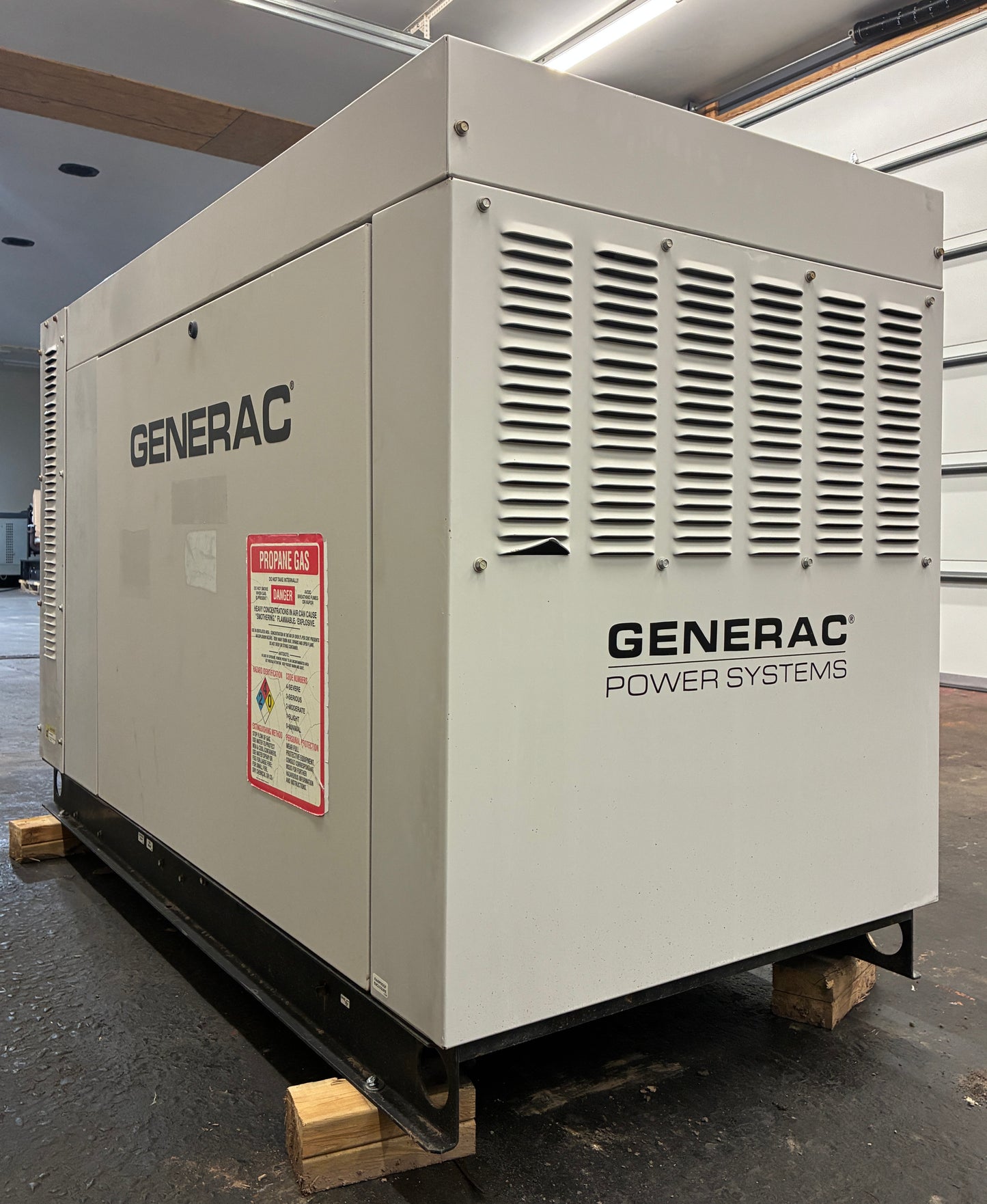 30KW Generac Standby Generator, Natural Gas/LPG, 300 hours, 120/240v