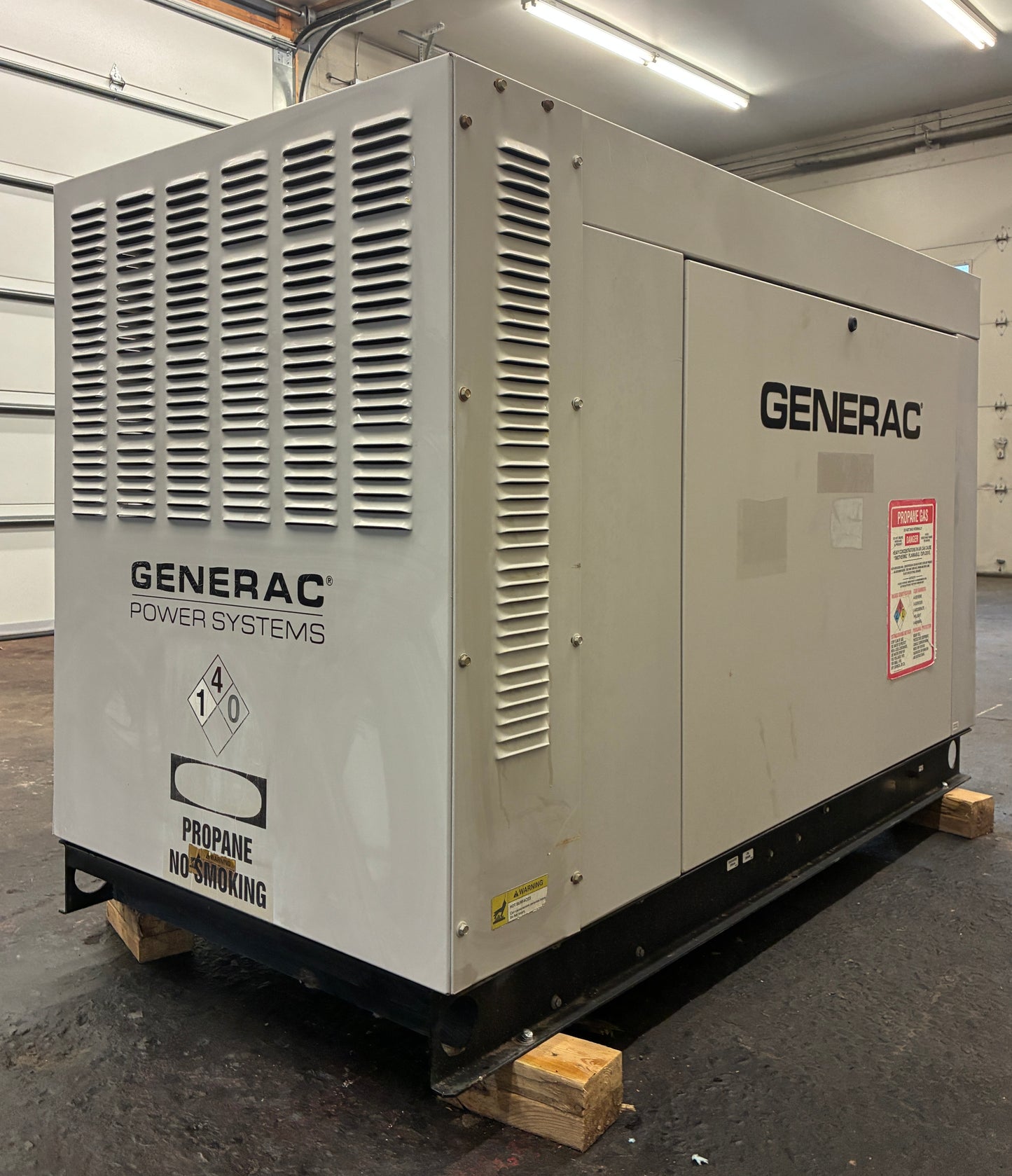 30KW Generac Standby Generator, Natural Gas/LPG, 300 hours, 120/240v