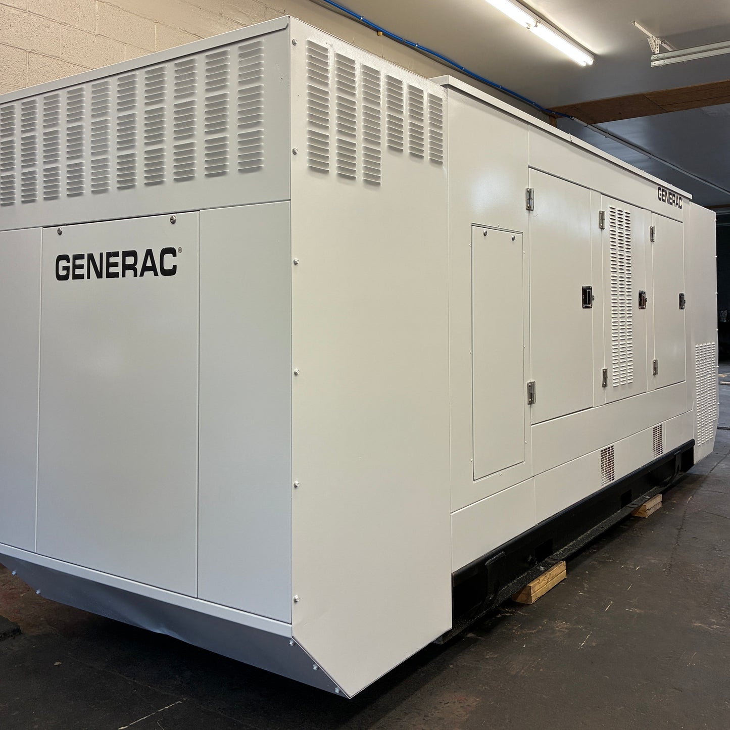 Generac 275KW Standby Generator, 400hrs, 277/480V 3P, LPG/Natural Gas