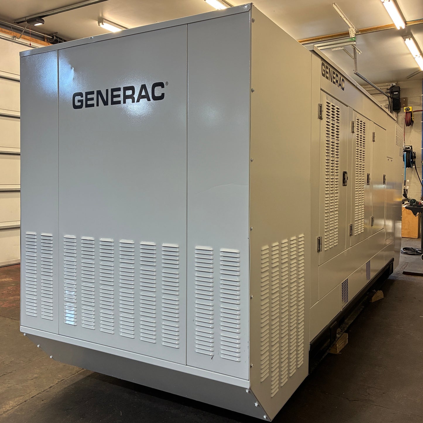 Generac 275KW Standby Generator, 400hrs, 277/480V 3P, LPG/Natural Gas