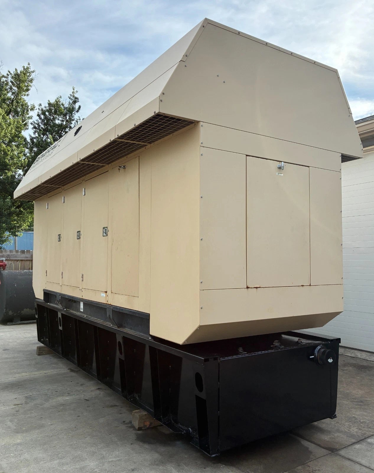 600KW Generac Diesel Standby Generator, 754 hours, 277/480v 3P, w/tank