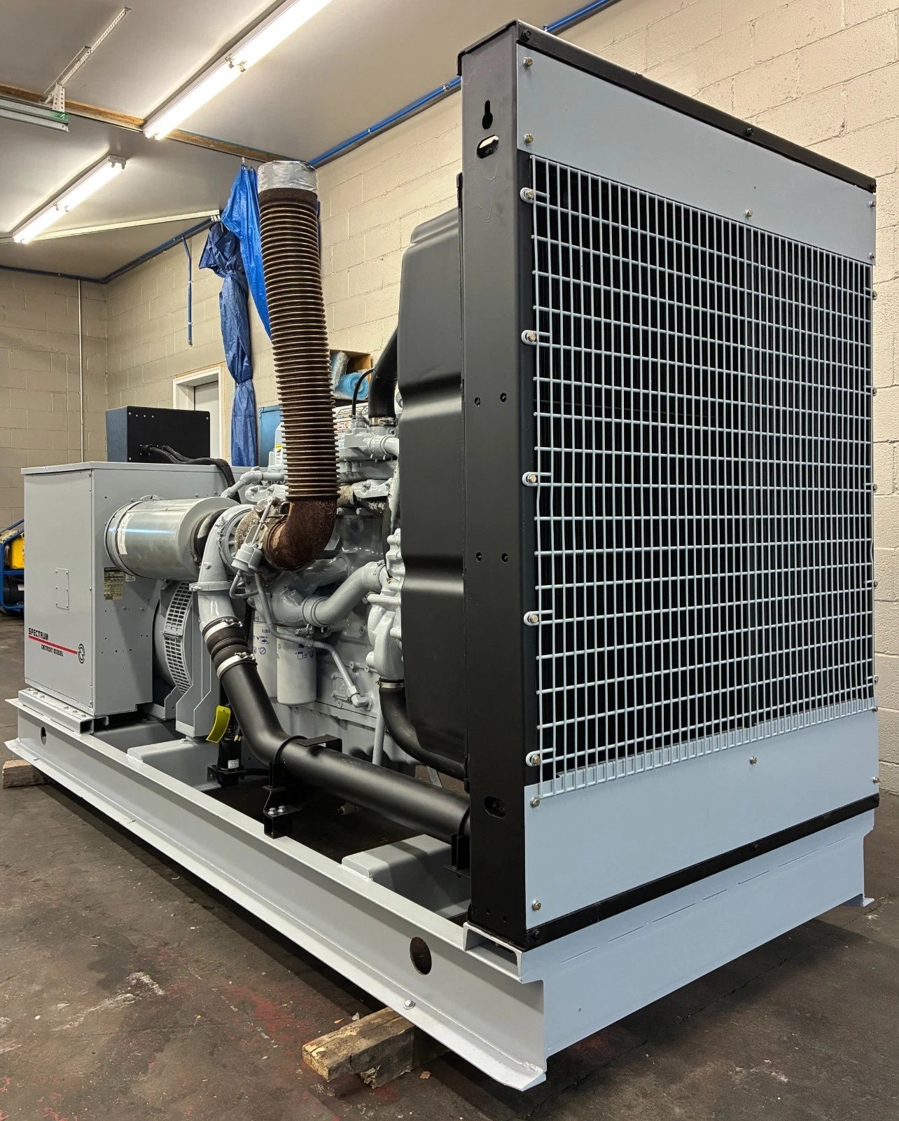 300KW Spectrum Detroit 60 Series Standby Diesel Generator, 1 or 3 Phase